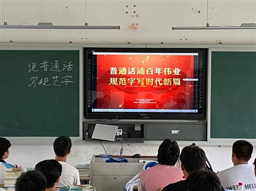 一群人在台上演讲

描述已自动生成